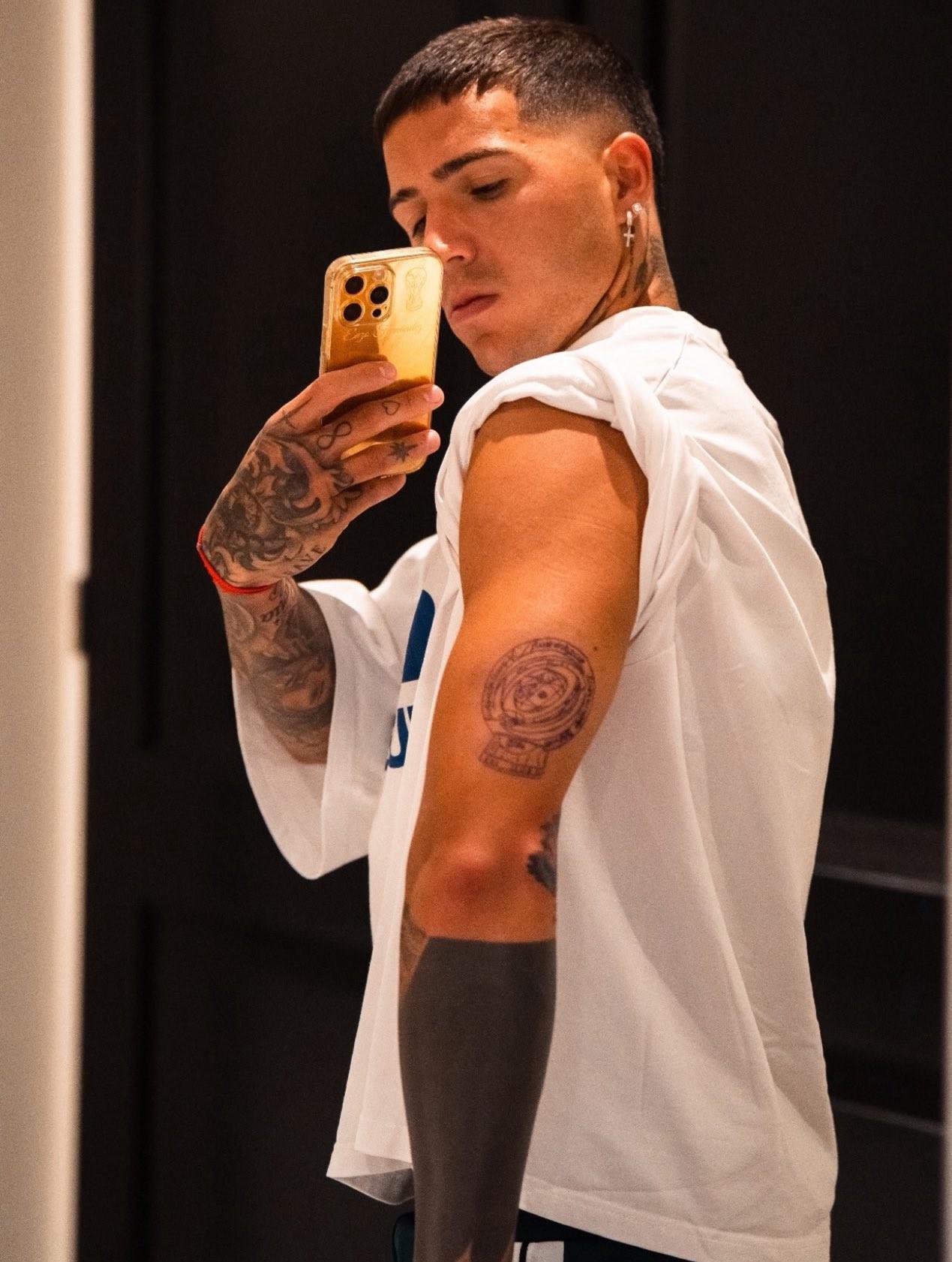 有点小帅,恩佐把世俱杯奖杯纹到了左臂上